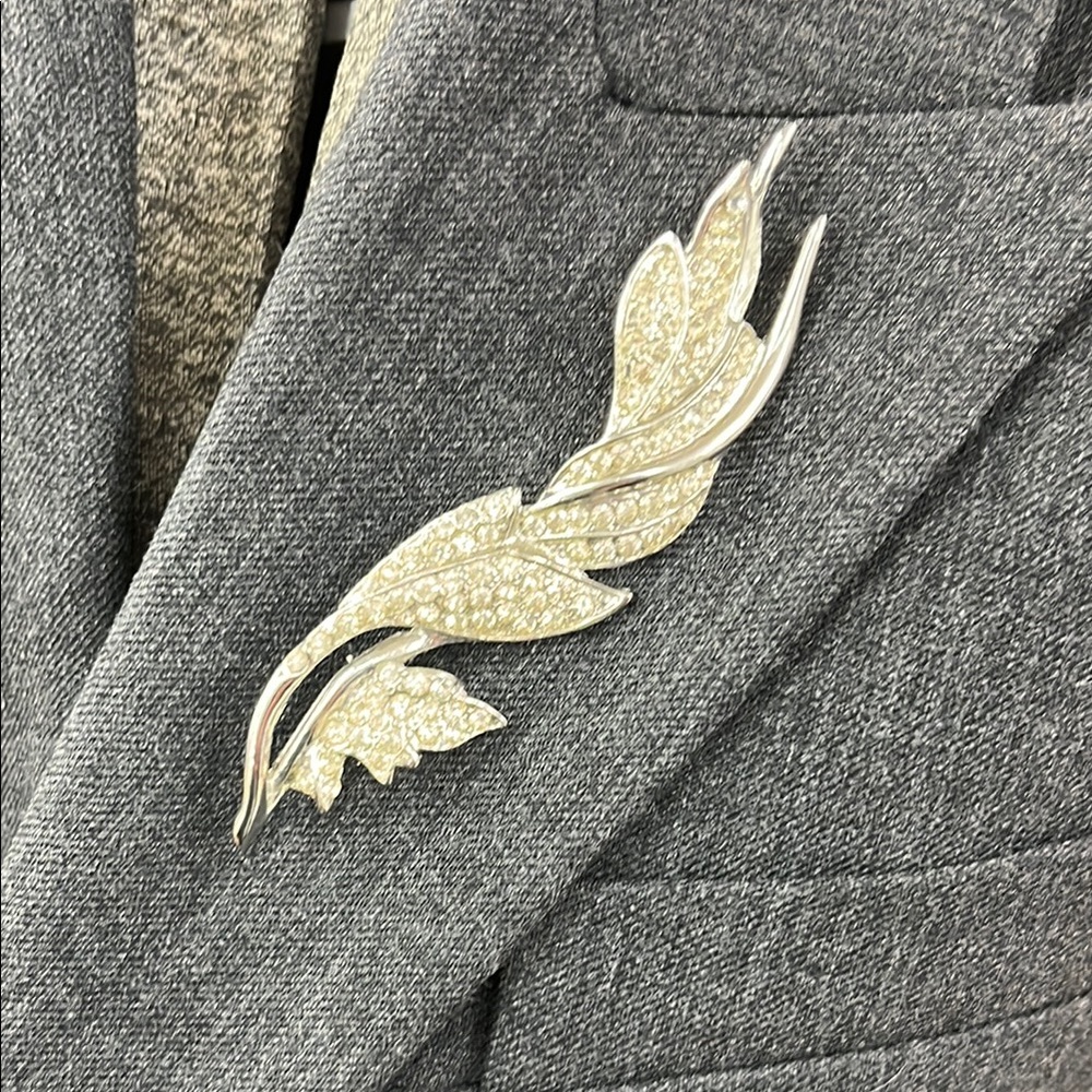 Vintage Botanical Themed Brooch with Leaves